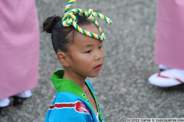 Festival de Awaodori
Los participantes desfilan por las calles bailando al son de la música interpretada con shamisen, flautas, tambores y campanas. Cantando la consigna: “Tonto el que baila y tonto el que mira; ya que los dos son tontos, ¡baila!”. De ahí, el nombre con el que también se le conoce: baile de los tontos.
