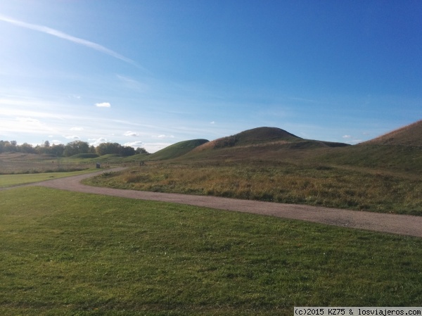 Gamla Uppsala
Conjunto de tumbas vikingas en monticulos
