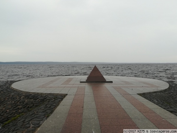 Malecón de Petrozavodsk
Foto de la pequeña pirámide, junto al Lago Onega
