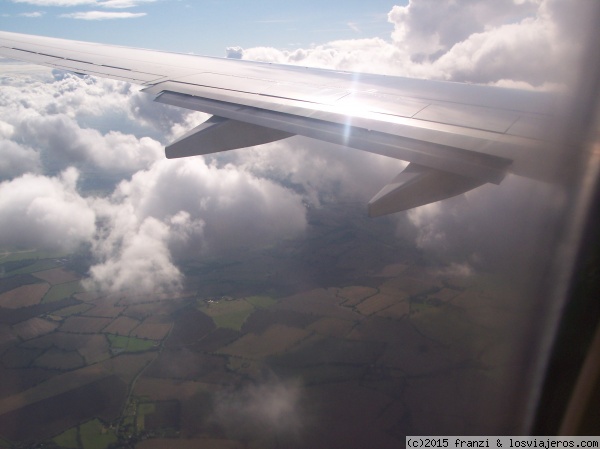 En las nubes
Volando encima de las nubes.
