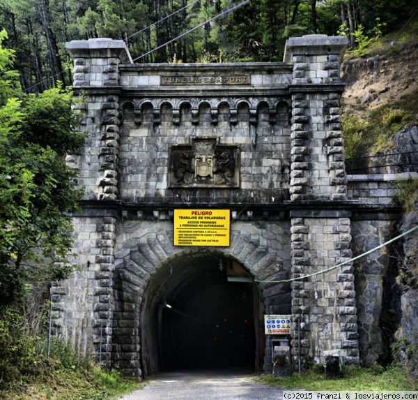 Tunel a...
Entrada del tunel del Somport. Canfranc. Huesca
