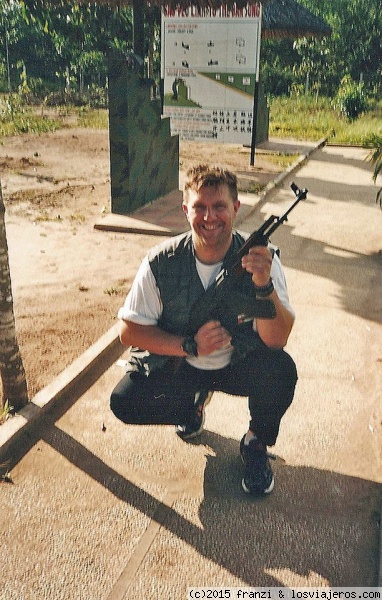 El Sr. Kalashnikov y yo
En el campo de tiro que hay en Cu-chi( Viet-nam)dándole gusto al gatillo. A dolar la bala.
