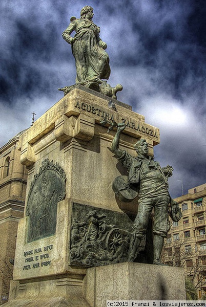 Mártires
Monumento en Zaragoza a los heroes y heroinas  en la guerra de la independencia y sus sitios.
