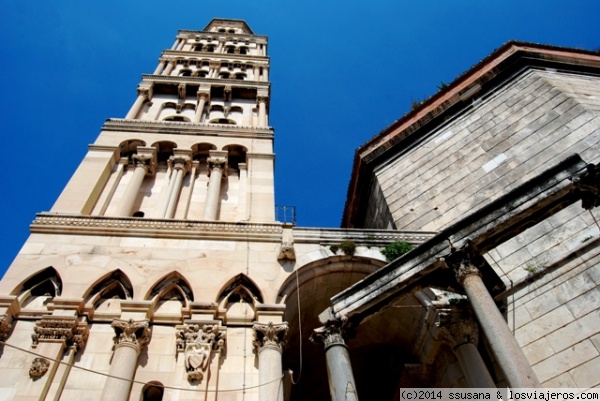 Catedral de Split
En el corazón del Palacio de Diocleciano, se alza esta catedral, considerada la más antigua del mundo por haber sido originariamente el mausoleo del emperador romano.
De forma octogonal armoniza los vestigios romanos con los elementos cristianos medievales.
