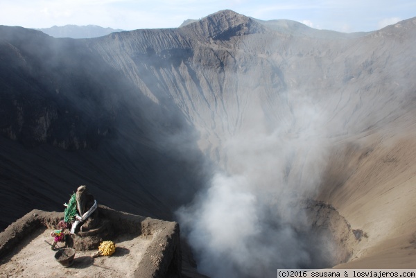 CRATER BROMO
Bromo es la pronunciación javanesa del Dios Brahma (el creador del universo, según la doctrina hindú) por eso no faltan nunca las ofrendas.
