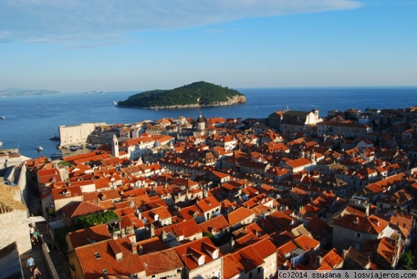 Tejados de Dubrovnik
Mirando los tejados, unos originarios y otros reconstruidos, nos podemos hacer una idea de lo que pudo ser un bombardeo, no hace tantos años.
Al fondo la isla de Lokrum
