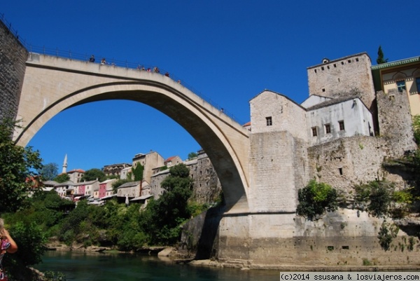 Puente de Mostar
Precioso puente reconstruido para volver a unir, aunque solo sea geográficamente, las dos partes de la ciudad tras la cruenta guerra.
Desde allí saltan los chavales jóvenes al río Neretva a cambio de unas monedas para fines benéficos
