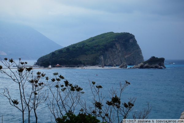 Isla de San Nicolás / Sveti Nikola
Frente a Bubva, accesible solo en barco, esta isla tiene preciosas playas de arena.
Esta parte de la costa montenegrina se hizo famosa a raíz de la película 