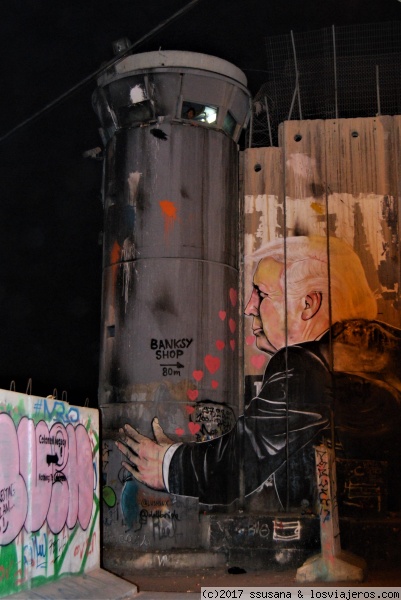 BANKSY, TRUMP Y EL MURO
El misterioso grafitero británico, Banksy decora el muro de la vergüenza con sátiras que consiguen hacernos reflexionar.
Su hotel, Walled Off, lo promociona como el alojamiento con las peores vistas del mundo.
