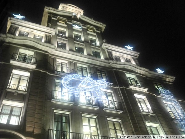 Los edificios se iluminan en Navidad
Era la foto plan B que tenia para la kedada, esta hecha con el movil, asi que perdonad la calidad.
