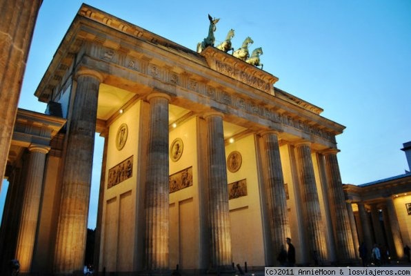 Puerta de Brandenburgo
La famosa puerta ya iluminada en el anochecer de un dia de verano en Berlin

