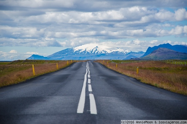 Vista del Snæfellsjökull - Islandia
En la península de snaefellsnes está este volcán, famoso por ser el sitio desde el que se accedía al centro de la tierra en la novela de Julio Verne.
