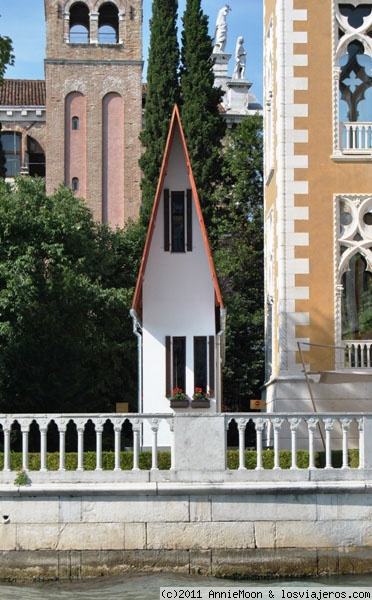 Probablemente una de las casas mas estrechas del mundo XD
Una exposicion de la Biennale de Venecia de este año

