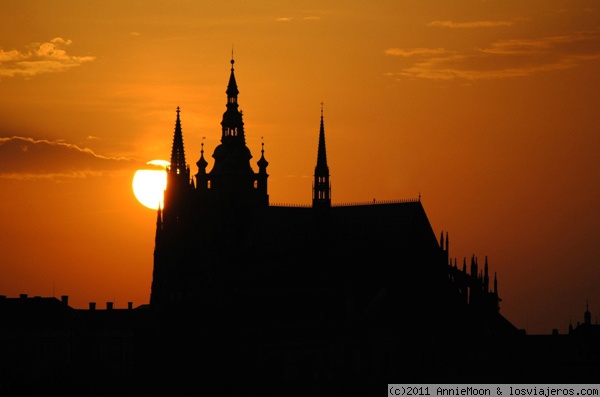 El sol se pone detras del castillo de Praga
Mi foto favorita de todo el viaje, hecha desde la torre del reloj, un momento unico.
