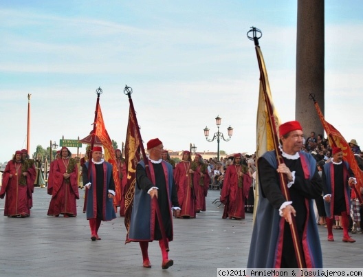 Desfile
Se celebra este desfile despues de la regata Vogalonga, en el que siempre participa Venecia y otras 3 provincias que auspician la carrera. En este caso fueron: Pisa, Amalfi y Genova.
