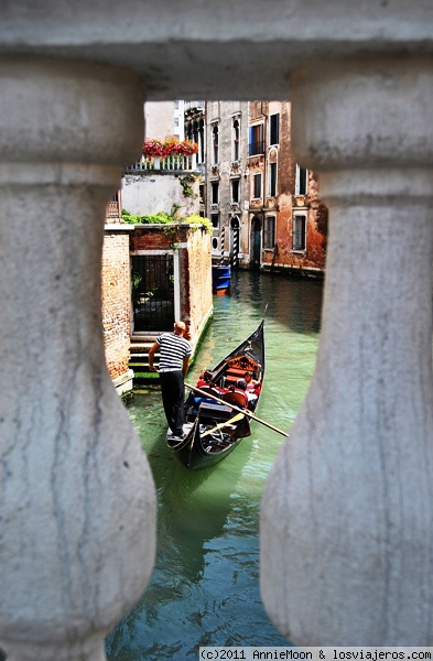 Por un pequeño canal de Venecia...
Como por falta de presupuesto prescindimos del tipico paseo en gondola, me entretenia haciendole fotos a los que si podian permitirselo, jejeje
