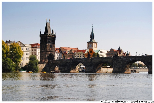 Puente de Carlos, Praga
Esta foto la subo porque he visto que Shiva subio en su momento una igual pero en otra epoca del año y con otro clima y me parecio interesante tener esta como contrapartida, jejejeje
