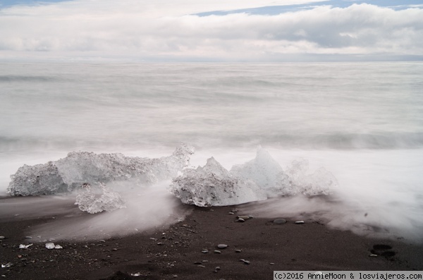 Playa de hielo - Islandia
Trozos de hielo en la playa de arena negra donde desemboca la laguna glaciar de jokulsarlon
