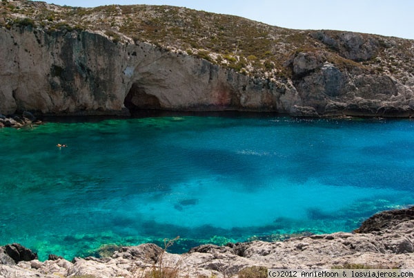 Porto Limnionas - Zakynthos
Preciosa entrada de mar con bastante profundidad pero que se puede flotar casi sin esfuerzo, un gusto nadar en sus aguas.
