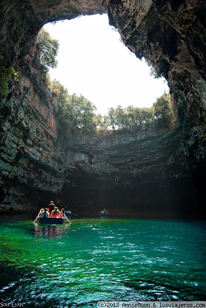 Cueva Melissani - Kefalonia
Es una preciosa cueva natural cuyo techo se derrumbo hace ya miles de años dejando que el sol entre a raudales por la abertura.
