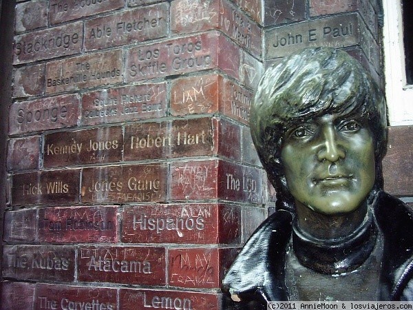 The Cavern
Estatua de John Lenon en la puerta de The Cavern, en Liverpool
