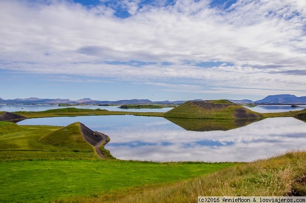 Pseudocráteres en el lago Myvatn
Los pseudocráteres de Skútustaðir son colinas de lava cubiertas de hierba.
