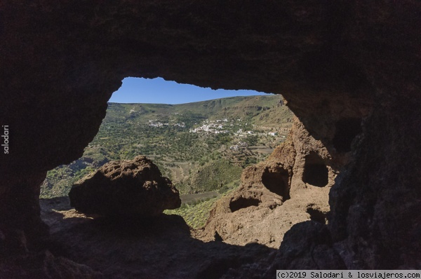 TEMISAS VISTA DESDE LAS CUEVAS DE LA AUDIENCIA O DE RISCO PINTADO (Gran Canaria)
Pueblo de Temisas desde el interior de las Cuevas de la Audiencia
