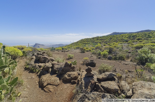 CUEVAS DE LA AUDIENCIA O DE RISCO PINTADO (Temisas, Gran Canaria)
Marcas naturales en el camino de acceso a las cuevas
