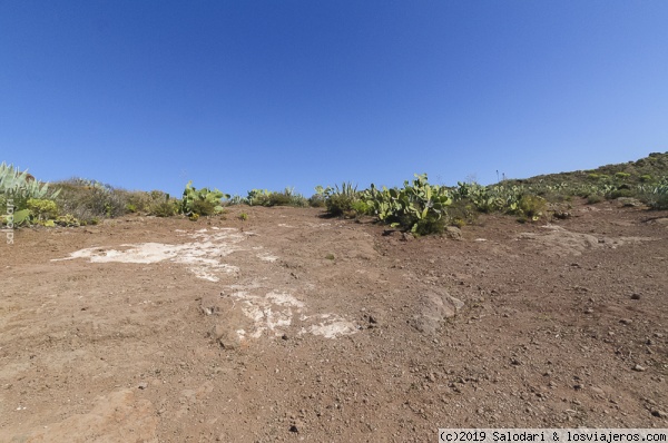 CAMINO A LAS CUEVAS DEL GIGANTE (TEMISAS, GRAN CANARIA)
MARCA EN EL TERRENO QUE GUÍA EL ACCESO A LA CUEVA
