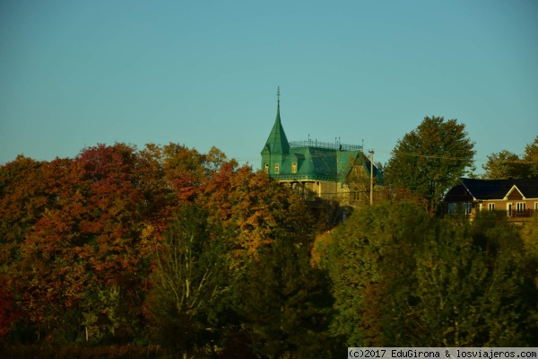 Casa de la Familia Adams Québec
Camino de Sainte Anne de Beaupre, se encuentra la Casa de la familia Adams, serie de TV
