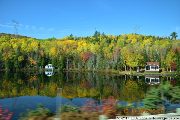 Lago en Saint Simeon
Camino de Tadoussac, el lago de sant Simeon.. refleja las casas y el otoño
