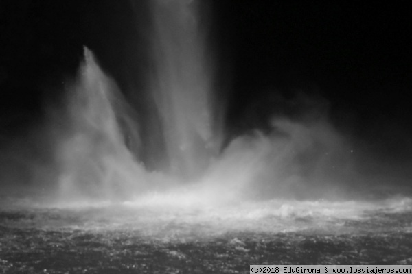 Exploisón catarata La Fortuna, al chocar con el agua...
Imagen de la fuerza de la catarata La Fortuna, al contactar con el agua de 