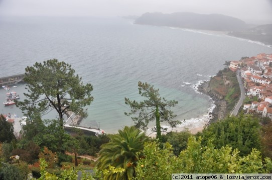 vistas desde el mirador de lastres
El bonito puerto de Lastres cuenta con una lonja donde se venden los frescos pescados y mariscos todos los días de pesca. Su puerto deportivo, pequeño y coqueto alberga embarcaciones deportivas durante todo el año. La hermosa bahía de Lastres es un lugar idóneo para la práctica de la pesca de embarcación y de buceo
