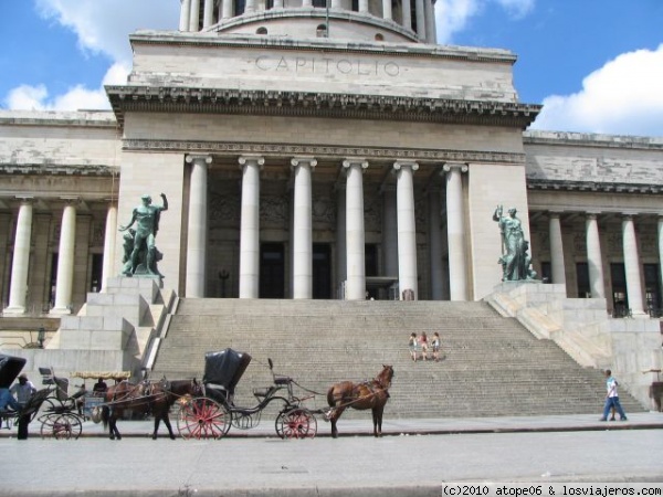 Capitolio y carruajes
Vista frontal
