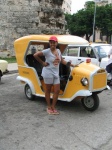 Cocotaxi y su conductora en la Habana
cuba