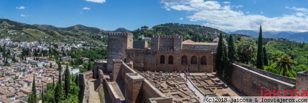 Alhambra de Granada
La historia de la Alhambra está ligada al lugar geográfico donde se encuentra, Granada; sobre una colina rocosa de difícil acceso, en los márgenes del río Darro, protegida por las montañas y rodeada de bosque, entre los barrios más antiguos de la ciudad, la Alhambra se levanta como un castillo imponente de tonos rojizos en sus murallas que ocultan al exterior la belleza delicada de su interior.
