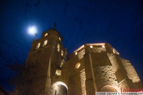 Albarracin.Teruel
El conjunto de la ciudad, perfectamente homogéneo, se ofrece al que lo descubre como la ilustración de un cuento medieval o un espejismo romanticista, con su caserío macizo apiñado en lo alto de un farallón y colgado sobre el abismo roquedo y sus colores ocres y malvas (el color del rodeno de la zona, que les da su aspecto característico) pintando el gris moteado de verde —por los pinos y los enebros— de la serranía.
