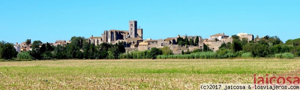 Castelló d'Empuries.Girona
Desde aquí podemos escoger, la Villa Condal, la zona costera de Empuriabrava y el parque de Aiguamolls. El casco urbano de Castelló de Ampurias conserva un rico patrimonio arquitectónico, del que sobresale la bella iglesia gótica de Santa María, del siglo XIV, con campanario románico y aspecto de catedral. También cuenta con interesantes edificios como el Ayuntamiento, la Casa Gran (siglo XIV), el portal de la Gallarda (siglos XI-XII), la antigua Lonja de Mar, el Pont Vell, el convento de Santa Clara (siglo XI) y restos de murallas.
