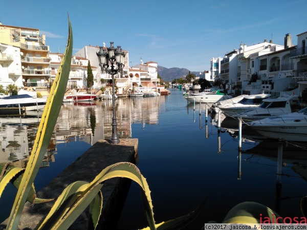 Empuriabrava, la Venecia catalana
Se dice de Empuriabrava que es la pequeña Venecia de la Costa Brava. En esta gran marina residencial ,una de las más grandes del mundo, las calles son de agua y podemos  salir de casa navegando por los canales.
