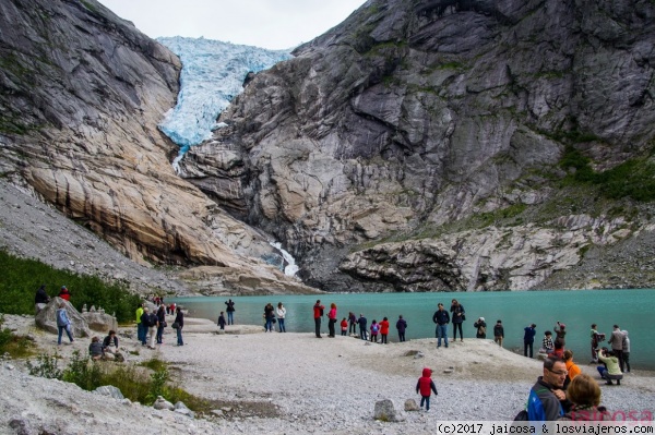 Glaciar de Briskdal
Llegámos al Glaciar de Briskdal.Dentro del Parque Nacional de Jostedalsbreen, una de las reservas naturales más grandes de Noruega, se encuentra el Glaciar Briksdal. Se trata de una enorme lengua de hielo que impacta a primera vista. Sus 480 kilómetros de longitud se cuelan entre las laderas de las montañas. El resultado nos da un bello lienzo de blancos, verdes y azules.
