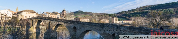 Puente La Reina.(Navarra)
Puente románico (siglo XI). Auténtico icono de Puente la Reina/Gares, el puente románico es conocido en todo el mundo. Se trata de un puente de siete arcos, uno de ellos (en el arranque del puente desde la Calle Mayor) bajo tierra. Junto al puente, en el lado norte, se encuentra uno de los rincones más bonitos de Gares, en la bajada hacia el río.
