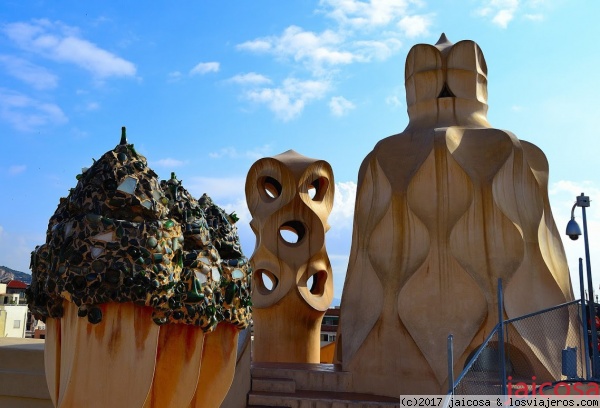 Casa Milá(La Pedrera).Barcelona
La Casa Milà, llamada popularmente La Pedrera, es un edificio modernista  obra del arquitecto Antoni Gaudí, construido entre los años 1906 y 1910 en el distrito del Ensanche de Barcelona, en el número 92 del paseo de Gracia.
