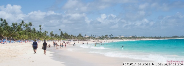 Playa de Punta Cana, Arena Gorda
La playa de Arena Gorda se encuentra en la costa este de la República Dominicana, en Punta Cana. Es parte de las hermosas playas de Punta Cana. Se trata de una amplia y larga playa bordeada de cocoteros con un mar de aguas azul turquesa y cálido, con arena blanca.
