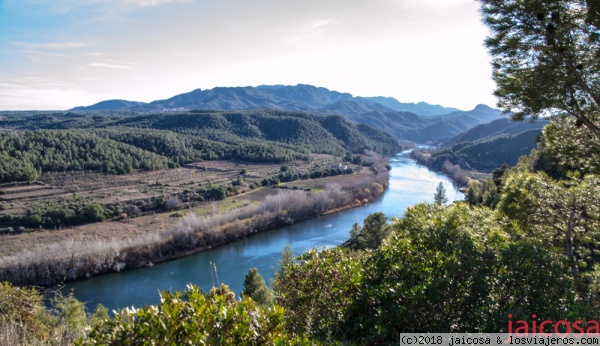 Rio Ebro desde el Castillo de Miravet
El castillo templario de Miravet es una importante fortaleza rodeada por una muralla de 25 metros de altura. Se encuentra situado sobre un cerro, ofreciendo unas impresionantes vistas del río Ebro. Esta situación estratégica le ha dado a lo largo de la historia un papel importante en diferentes conflictos. 

Navegar por el río Ebro
En el pueblo de Miravet podéis alquilar una barca y recorrer el río Ebro. Desde siempre, los habitantes de estas tierras han navegado por el río con embarcaciones como el laúd. También podéis hacer una excursión organizada en crucero o alquilar piraguas o kayaks.
