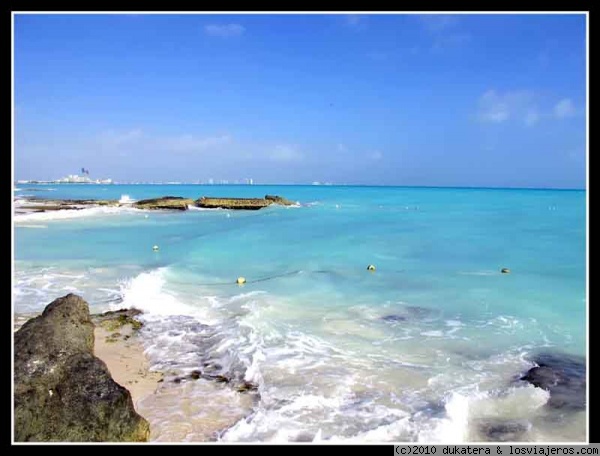 Buscando rincones.
Rincón en una de las playas de Cancun con bastastes rocas.
