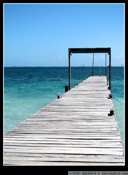 Esperando al barquero.
Puente de espera de turista en la playa de las tortugas en Cancun.
