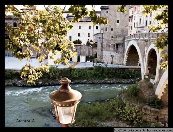 Chuzando a Trastevere
Uno de los puentes que lleva a la preciosa parte vieja de Roma llamada Trastevere.
