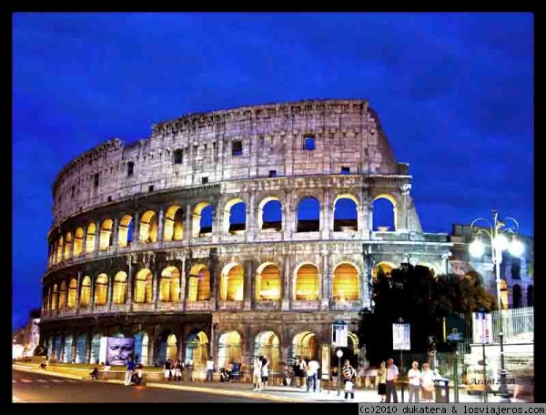 Donde murieron tantos.
El magnifico Coliseo al caer casi la noche, esta foto esta tomada en medio de la carretera,protegida solo con un señal de trafico.
