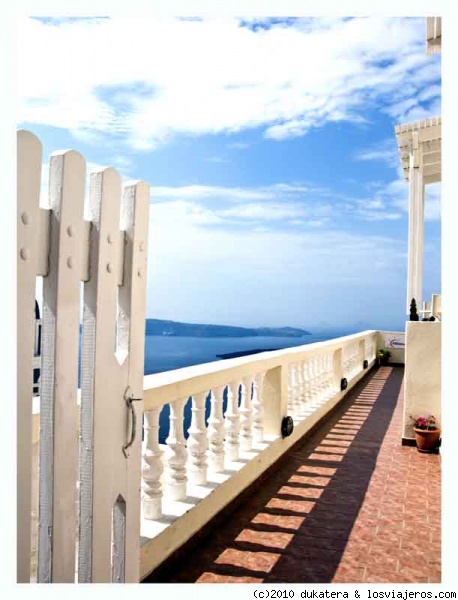 Entrada a ninguna parte.
Puerta de uno de los hoteles en Fira, con unas vistas espectaculares.
