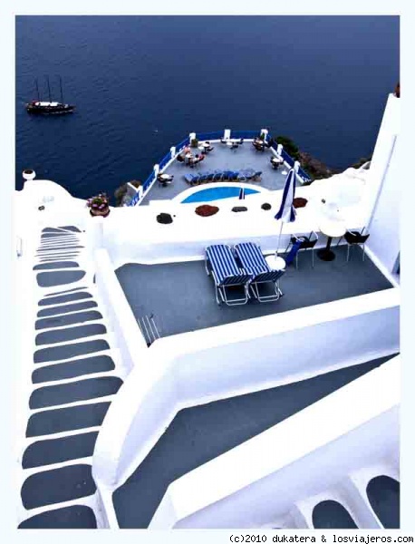 Desayunando en armonia.
Esta foto pertenece a un Hotel de Santorini, la parte baja es la terraza del mismo donde la gente desayunaba, menuda tranquilidad.
